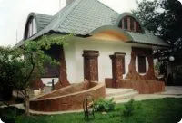 фасад будівлі оздоблений природним каменем